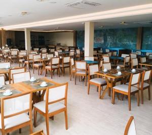 Aqualand Resort Apto 2 quartos Frente Mar ate 6 pessoas tesisinde bir restoran veya yemek mekanı
