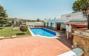 una piscina en el patio trasero de una casa en Amazing Home In Aguilar De La Frontera With Wifi, en Aguilar de la Frontera