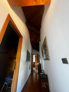 un pasillo con una puerta abierta en una casa en La casa di Laura, en Lignano Sabbiadoro