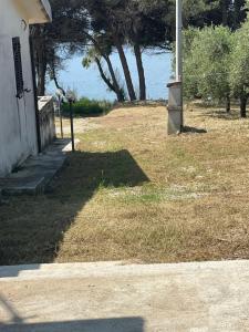 ganek domu z polem trawy w obiekcie Villa Caterina w mieście Ioppolo