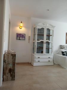 a white cabinet in a living room with a couch at Casa Katze, 2 dormitorios, céntrica, playa y descanso in Carboneras
