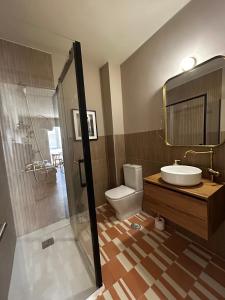 a bathroom with a toilet and a sink and a shower at Apartamento Tarifa Playa Lances in Tarifa