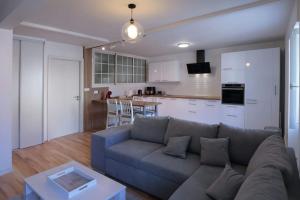 a living room with a couch and a kitchen at Appartement centre ville Rixheim in Rixheim
