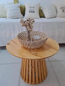 drewniany stół z wazonem na górze w obiekcie Departamento Temporario La Plaza w Córdobie