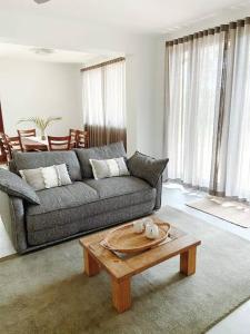 ein Wohnzimmer mit einem Sofa und einem Couchtisch in der Unterkunft Birdsong Haven, Lennox Head in Lennox Head