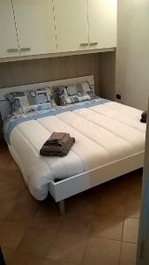 レッチェにあるManzoni Houseの大型ベッド(白いシーツ、枕付)