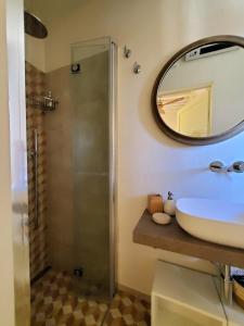 Kúpeľňa v ubytovaní CASINA TOSCANA, Cozy studio in the heart of Campiglia Marittima with FREE Wi-Fi