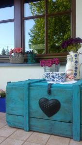 a blue wooden chest with a heart on it at Chalúpka pod Lipkami in Kremnica