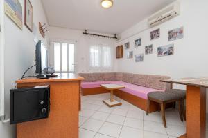 un soggiorno con divano e TV di Apartments with a parking space Povljana, Pag - 227 a Povljana (Pogliana)