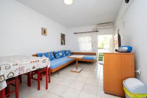 una camera con divano e tavolo di Apartments with a parking space Povljana, Pag - 227 a Povljana (Pogliana)