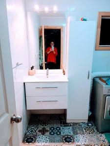 巴拉斯港的住宿－Casa Santa Monica，一个人拍着带镜子的浴室的照片