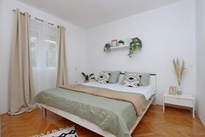 Posteľ alebo postele v izbe v ubytovaní Seaside apartments with a swimming pool Pag - 6412 + 34 fotografií