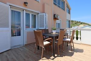 Balkón alebo terasa v ubytovaní Seaside apartments with a swimming pool Pag - 6412