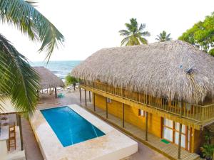 - un bâtiment avec une piscine à côté de l'océan dans l'établissement Awa de Mar Playa, à Tolú