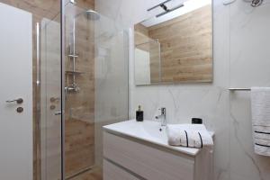 un baño con lavabo y ducha en Apartment Pag 6412b, en Pag 16 fotos más