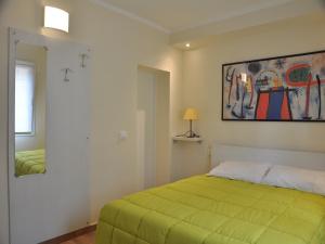 - une chambre avec un lit vert et une peinture murale dans l'établissement San Guglielmo Apartments, à Ferrare