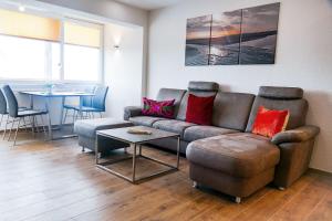 sala de estar con sofá y mesa en Strandhochhaus SB11, en Cuxhaven