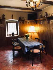 uma sala de jantar com uma mesa e cadeiras e uma janela em dom pod jaworami em Sosnówka