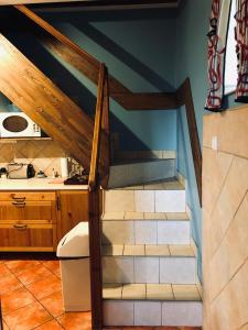 uma cozinha com uma escada que conduz a um estofados de estofos de kitchenaster em dom pod jaworami em Sosnówka