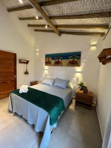 1 dormitorio con 1 cama grande en una habitación en CasaMí en Ilhabela