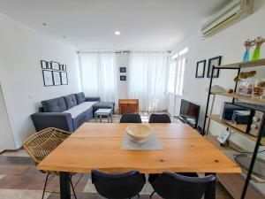 ein Wohnzimmer mit einem Holztisch und einem Sofa in der Unterkunft Apartments Ivanka in Supetar