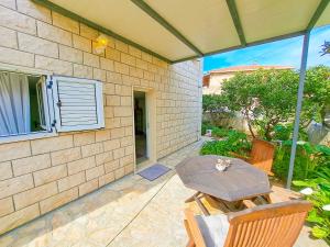 Ein Balkon oder eine Terrasse in der Unterkunft Apartments Ivanka