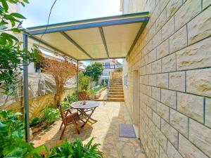 Ein Garten an der Unterkunft Apartments Ivanka