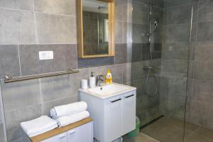 Ein Badezimmer in der Unterkunft Apartments Ivanka
