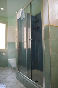 y baño con ducha de cristal y aseo. en Casa Elena, en Maiori