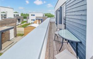 ein Balkon mit einem Glastisch auf einem Gebäude in der Unterkunft Puettenhuus in Tossenserdeich + 10 Fotos