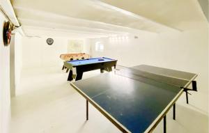 una mesa de ping pong en una habitación con una pelota de ping pong en Amazing Home In Canet With Private Swimming Pool, Can Be Inside Or Outside, en Canet d'Aude