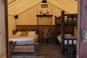 A bed or beds in a room at Ruby Lake Resort