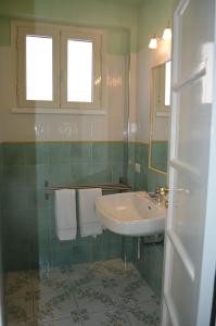 a bathroom with a sink and a mirror at Casa Elena in Maiori