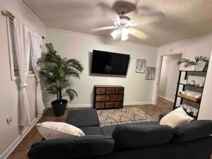 Μια τηλεόραση ή/και κέντρο ψυχαγωγίας στο Discounted Cozy Home with Modern Amenities