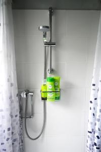 La salle de bains est pourvue d'une douche avec un pommeau de douche. dans l'établissement Hope House, Hebden's Hidden Gem, à Hebden Bridge