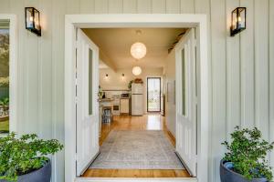 um corredor que leva a uma casa com uma cozinha em On Birchall - Main House and Bunk House - BYO Linen em Goolwa