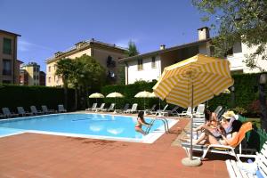 בריכת השחייה שנמצאת ב-Hotel Bella Peschiera או באזור