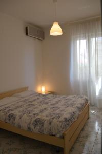 馬奧萊的住宿－卡薩埃琳娜酒店，一间卧室设有一张床和一个窗口