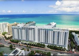 1 Hotel & Homes Miami Beach Oceanfront Residence Suites By Joe Semary في ميامي بيتش: اطلالة جوية على مبنى كبير بالقرب من المحيط