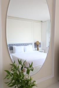 Postel nebo postele na pokoji v ubytování Le Marais Hotel Dalat