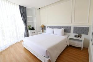 Postel nebo postele na pokoji v ubytování Le Marais Hotel Dalat