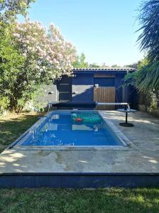 Bazén v ubytování Échoppe bordelaise avec jardin et piscine nebo v jeho okolí