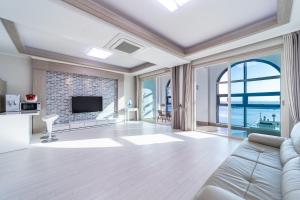 een woonkamer met een bank en een open haard bij Goonghang Resort in Buan