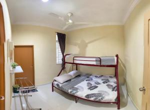 1 Schlafzimmer mit 2 Etagenbetten in einem Zimmer in der Unterkunft Naufa Homestay 2 3R3B Machang in Macang