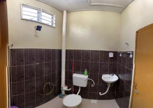 een badkamer met een toilet en een wastafel bij Naufa Homestay 2 3R3B Machang in Macang