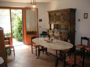 comedor con mesa y armario de madera en Agriturismo Le Rose, en Castiglione del Lago