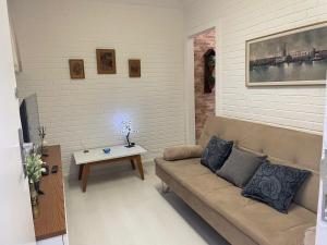 sala de estar con sofá y mesa en Apto com Wi-Fi a 200m da Praia de Copacabana/RJ - Cp3, en Río de Janeiro
