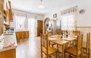 uma cozinha e sala de jantar com mesa e cadeiras em 3 Bedroom Beautiful Home In Fuente Tojar em Fuente-Tójar