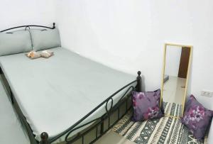 ein Schlafzimmer mit einem Etagenbett und einem Spiegel in der Unterkunft Rockmelon Guest House in Mabalacat