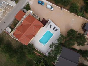 Bazén v ubytovaní Holiday house in Pakoštane with sea view, terrace, air conditioning, Wi-Fi (4852-1) alebo v jeho blízkosti